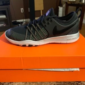 free tr 7 mtlc training sneaker